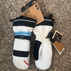 The North Face women’s  Montana Pro GTX Mitt. NEW. Small adult